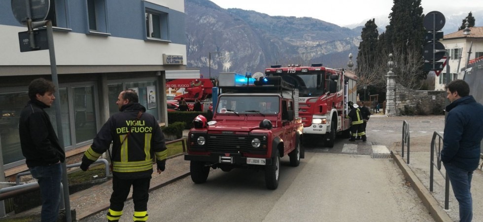 Fumo dal palazzo della Cassa Rurale, paura a Villazzano: intervengono i vigili del fuoco